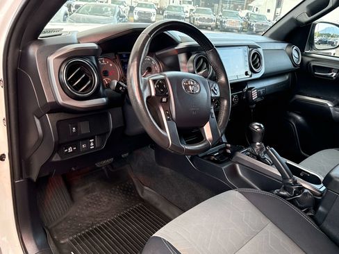 Used 2020 Toyota Tacoma TRD Off-Road AWD/4WD image 15
