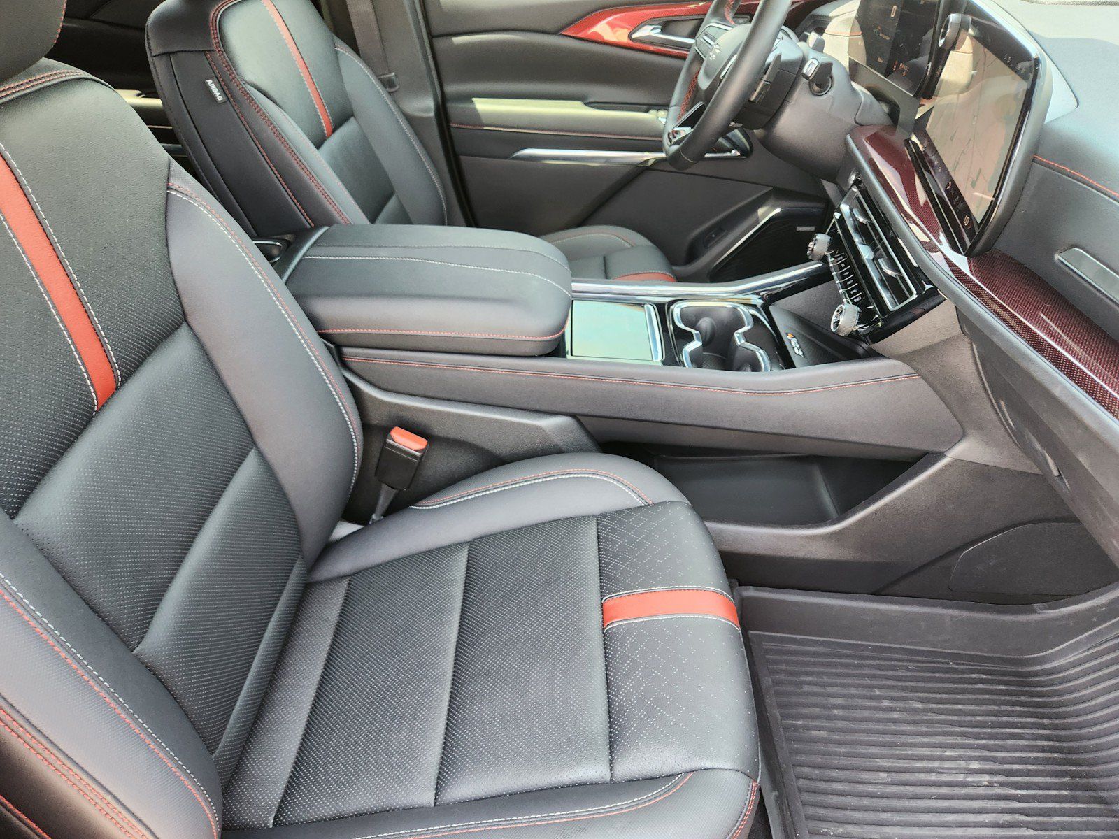 Used 2026 Chevrolet Traverse RS w/ LPO, Floor Liner Package FWD image 12