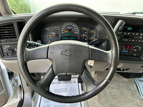 Used 2004 Chevrolet Suburban LS w/ Cargo Package RWD image 11