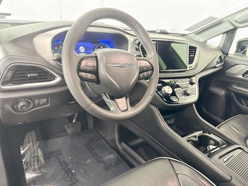 Used 2025 Chrysler Pacifica Limited FWD image 4
