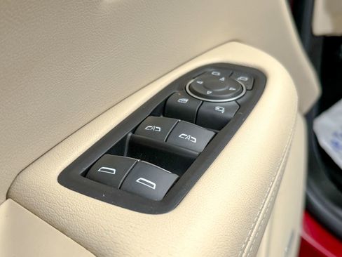 Used 2018 Cadillac XT5 Luxury w/ Driver Awareness Package image 15