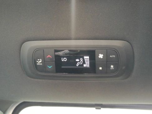 Used 2025 Chrysler Pacifica Select image 33
