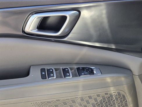 Certified 2025 Kia Carnival LXS FWD image 19