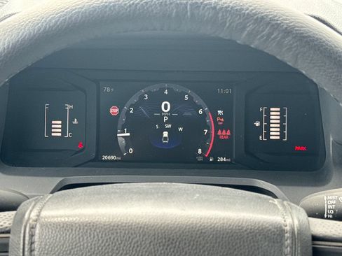 Used 2025 Toyota Tacoma SR5 AWD/4WD image 16