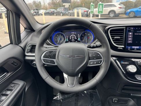 Used 2025 Chrysler Pacifica Select image 32