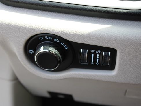 Used 2022 Chrysler Voyager LX FWD image 22
