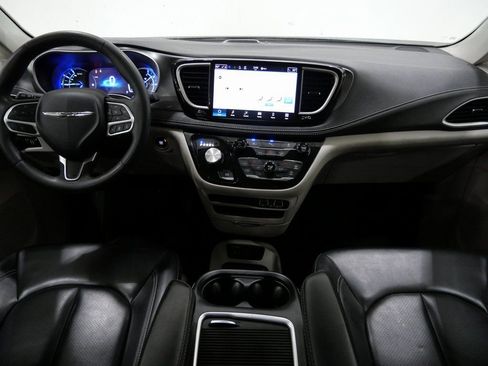 Used 2023 Chrysler Pacifica Touring-L image 10