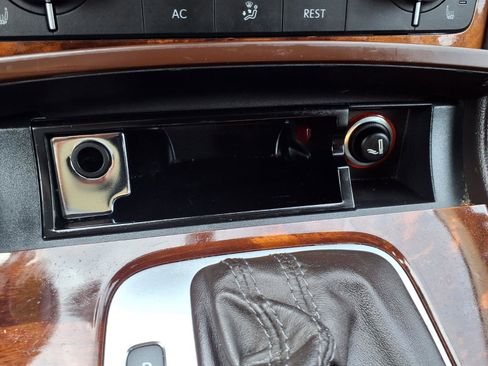 Used 2012 Volkswagen Touareg Sport image 8