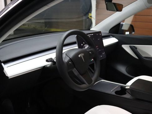 Used 2021 Tesla Model Y Long Range image 21