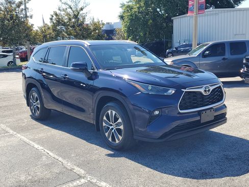 Used 2025 Toyota Highlander XLE FWD image 3