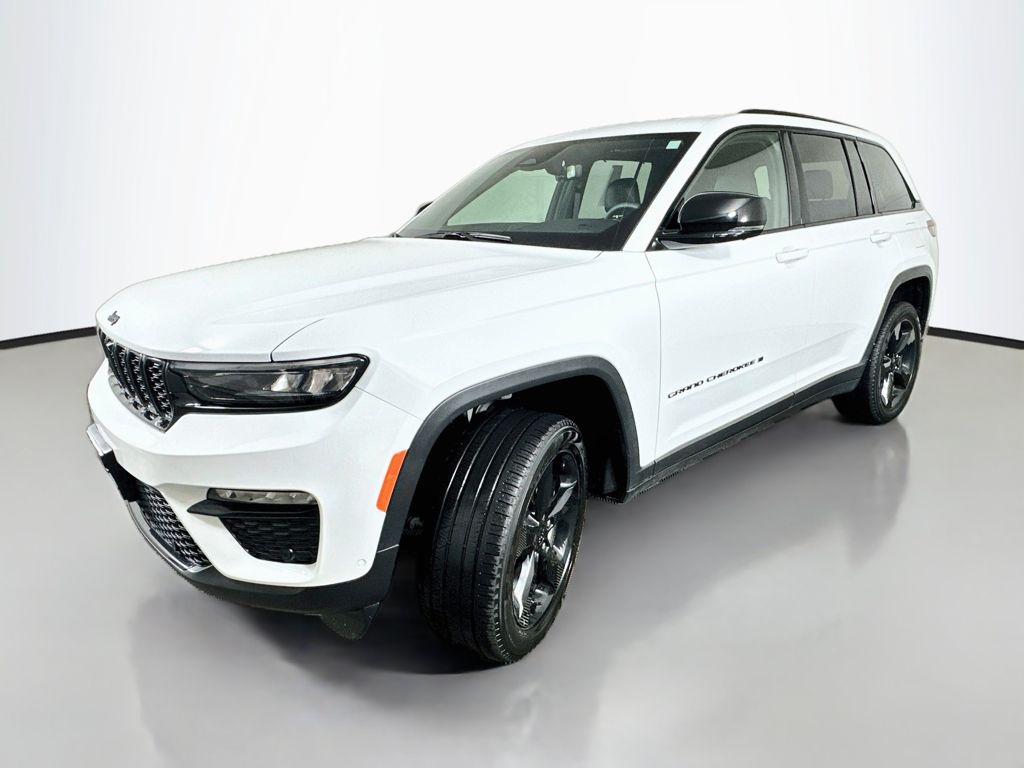 Used 2024 Jeep Grand Cherokee Limited w/ Luxury Tech Group II AWD/4WD image 3