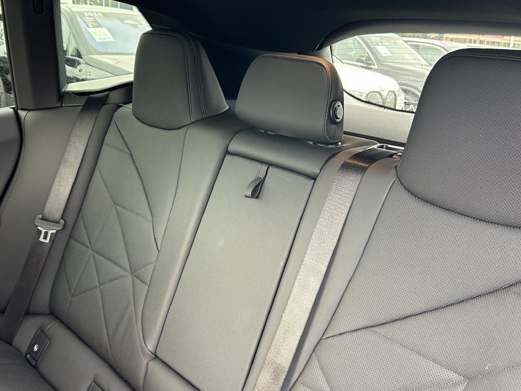 Used 2024 BMW iX xDrive50 w/ Sport Package AWD/4WD image 33