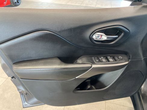 Used 2021 Jeep Cherokee Latitude Lux w/ Comfort/Convenience Group image 17