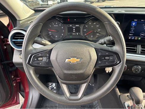 Used 2024 Chevrolet Trax LS w/ LS Convenience Package FWD image 19