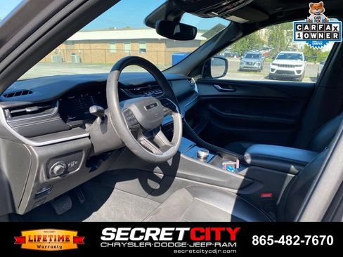 Used 2023 Jeep Grand Cherokee Altitude AWD/4WD image 12