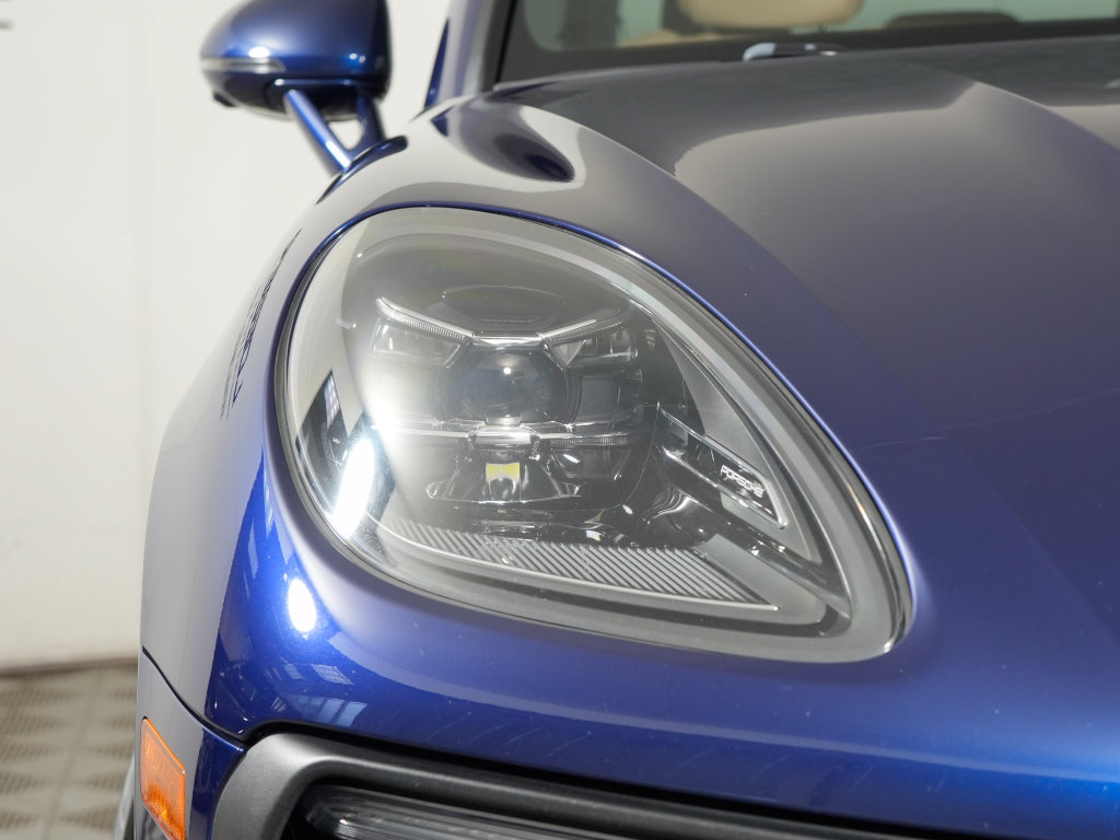 Certified 2024 Porsche Macan w/ Premium Plus Package AWD/4WD image 11