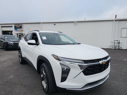 Used 2025 Chevrolet Trax LT FWD image 7