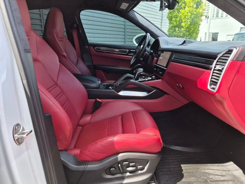 Used 2022 Porsche Cayenne Turbo AWD/4WD image 30