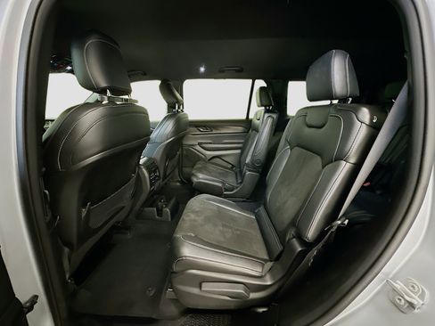 Used 2023 Jeep Grand Cherokee L Laredo image 28