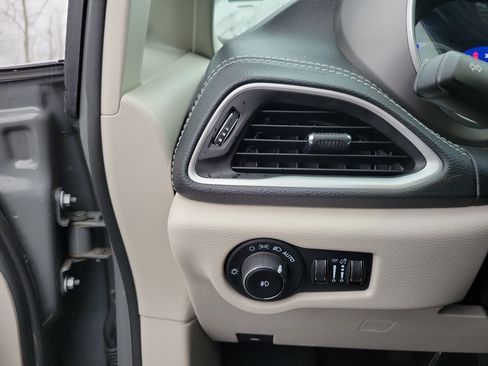 Used 2023 Chrysler Pacifica Touring-L FWD image 20