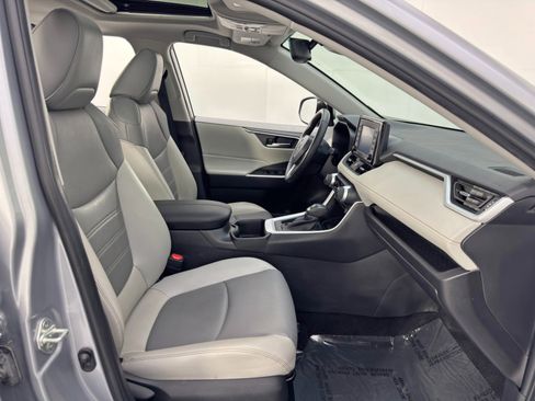 Used 2022 Toyota RAV4 XLE Premium image 15
