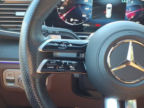 Used 2025 Mercedes-Benz GLS 580 4MATIC image 13