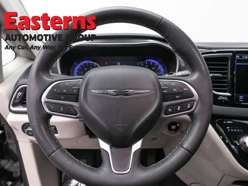 Used 2023 Chrysler Pacifica Touring-L FWD image 10