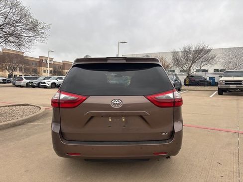 Used 2020 Toyota Sienna XLE w/ XLE Navigation Package image 6