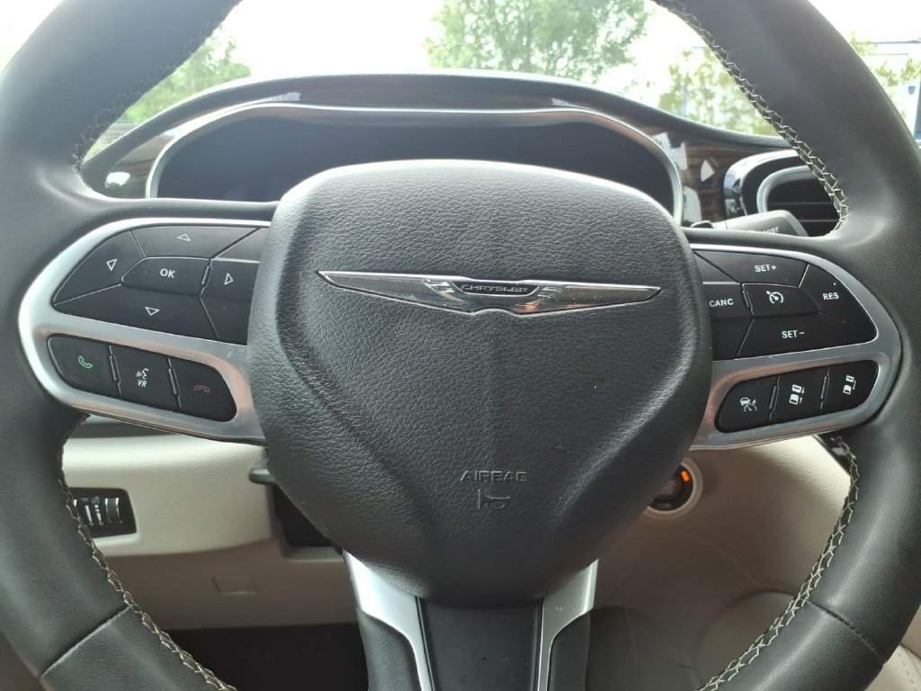 Used 2023 Chrysler Pacifica Limited FWD image 14