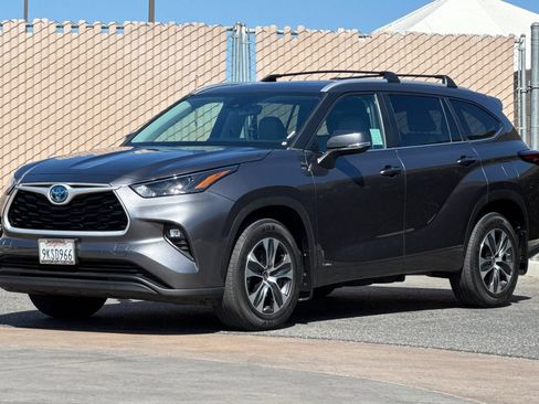 Used 2024 Toyota Highlander XLE AWD/4WD image 8