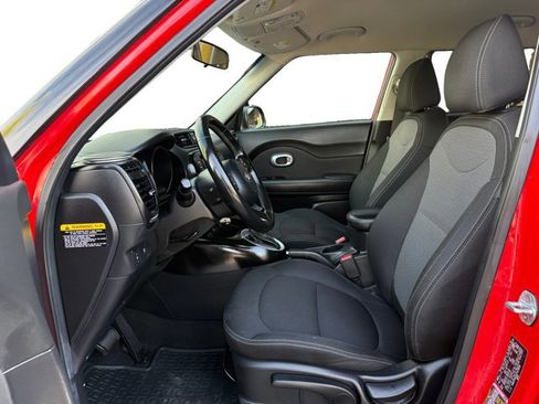 Used 2018 Kia Soul + image 10