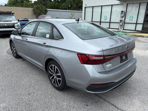 Certified 2025 Volkswagen Jetta SE FWD image 6