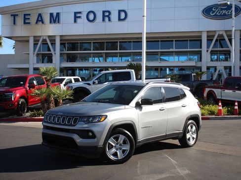 Used 2022 Jeep Compass Latitude FWD image 2