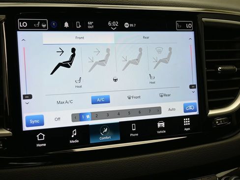 Used 2024 Chrysler Pacifica Touring-L FWD image 30