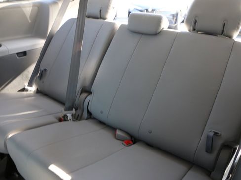 Used 2020 Toyota Sienna XLE w/ XLE Navigation Package FWD image 31