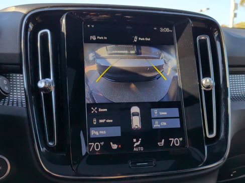 Used 2020 Volvo XC40 T4 R-Design image 27