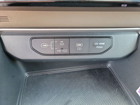 Used 2025 Kia Carnival image 17