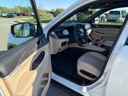 Used 2023 Jeep Grand Cherokee L Limited w/ Luxury Tech Group II image 5