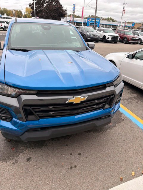 Used 2024 Chevrolet Colorado LT w/ LT Convenience Package II AWD/4WD image 2