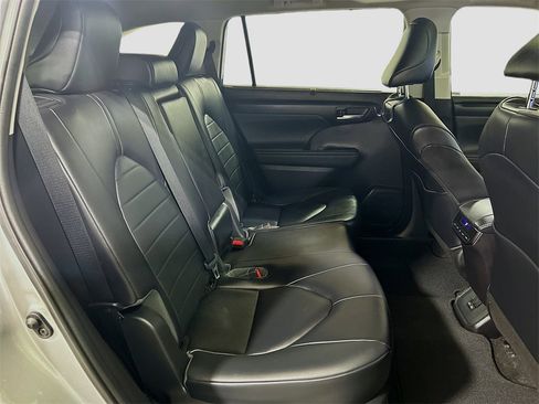 Used 2023 Toyota Highlander L image 26