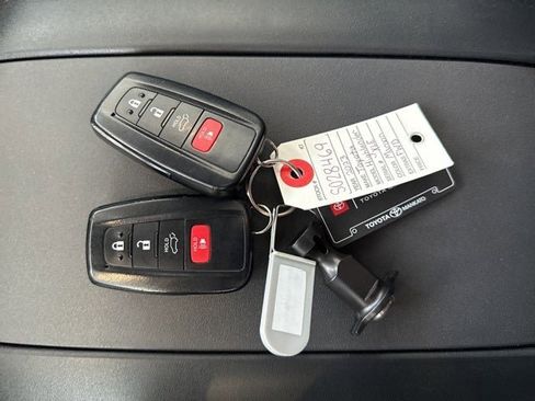 Used 2023 Toyota Highlander XLE image 38