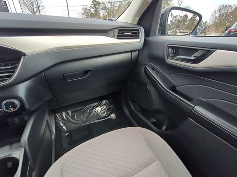 Used 2022 Ford Escape SE w/ SE Sport Appearance Package image 17