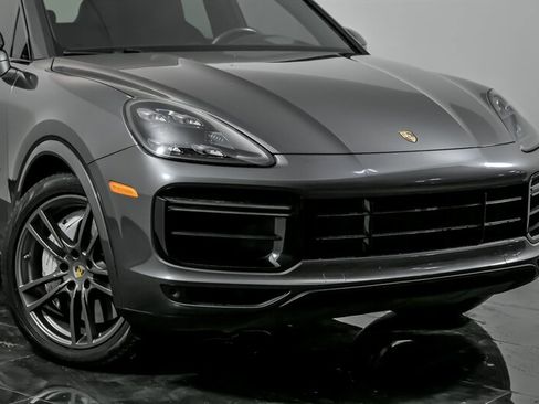 Used 2019 Porsche Cayenne Turbo image 2