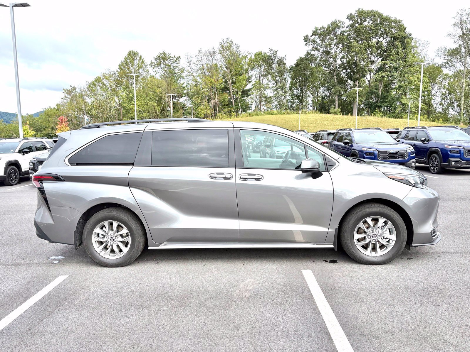 Used 2026 Toyota Sienna XLE FWD image 6