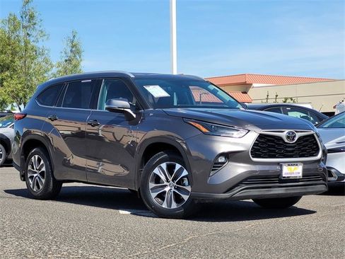 Certified 2022 Toyota Highlander XLE image 2