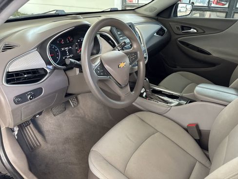 Used 2016 Chevrolet Malibu LT image 2