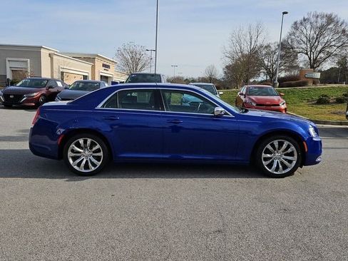 Used 2019 Chrysler 300 Touring w/ Chrome Appearance Package image 7
