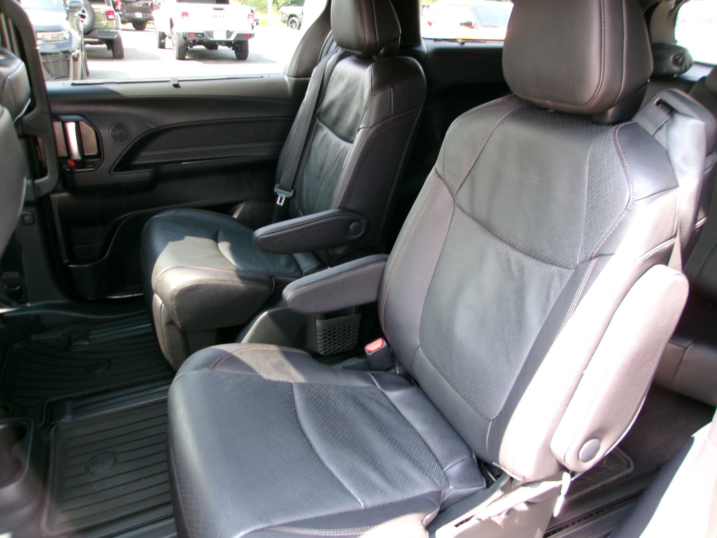 Used 2025 Toyota Sienna Limited AWD/4WD image 16