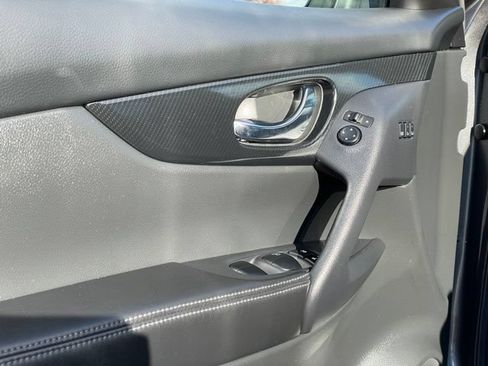 Used 2018 Nissan Rogue SL w/ Premium Package AWD/4WD image 11