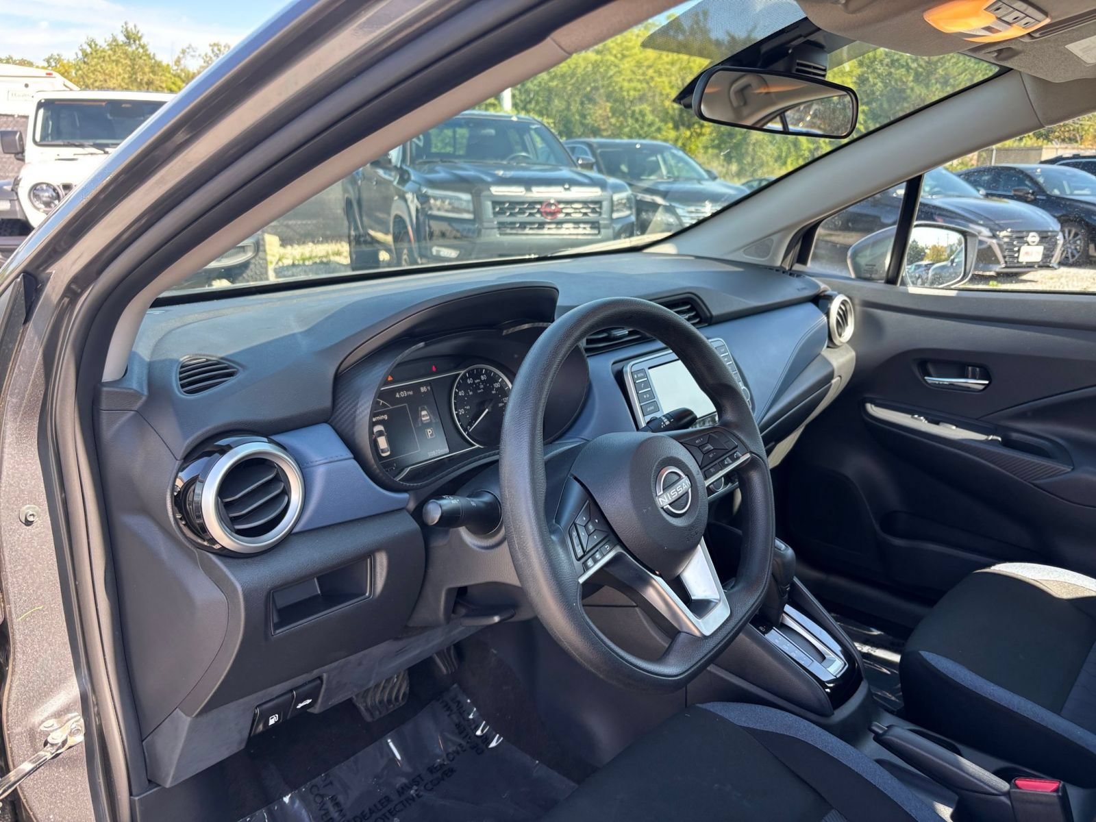 Used 2025 Nissan Versa SV FWD image 31